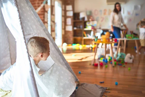 Schöne Lehrerin Und Kleinkind Spielen Tipi Jede Menge Spielzeug Kindergarten — Stockfoto