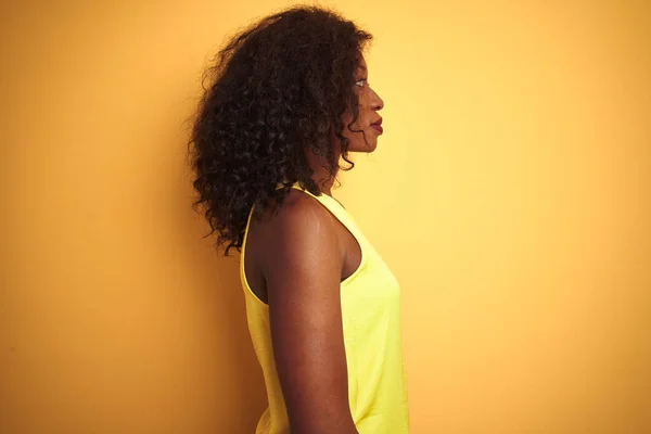 Mujer Afroamericana Joven Usando Camiseta Pie Sobre Fondo Amarillo Aislado —  Fotos de Stock