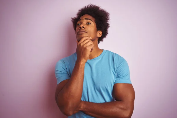 Afrikanisch Amerikanischer Mann Mit Afro Haaren Und Blauem Shirt Der — Stockfoto