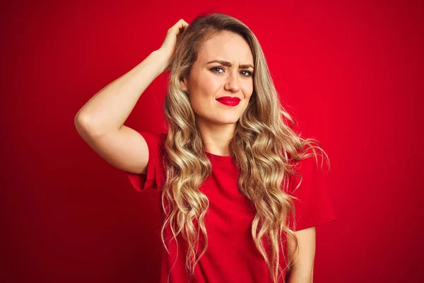 Junge Schöne Frau Einfachen Shirt Steht Über Rotem Isolierten Hintergrund — Stockfoto