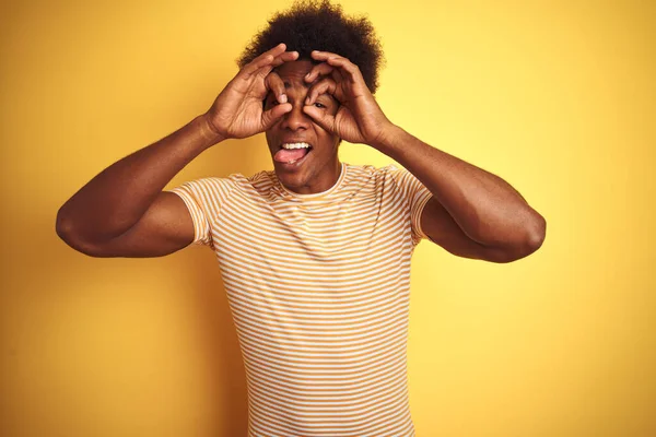 Amerikansk Man Med Afro Hår Bär Randig Shirt Stående Över — Stockfoto