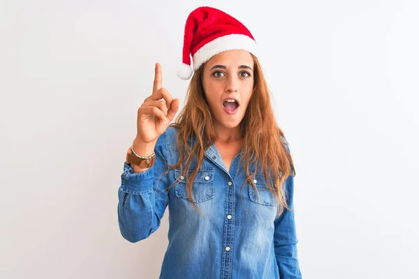 Giovane Bella Rossa Donna Indossa Cappello Natale Sfondo Isolato Puntando — Foto Stock