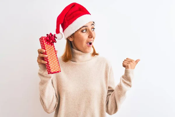 Bella Rossa Donna Indossa Cappello Natale Tenendo Presente Sfondo Isolato — Foto Stock