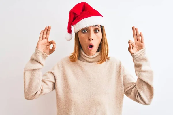 Mooie Roodharige Vrouw Dragen Kerstmuts Geïsoleerde Achtergrond Kijken Verrast Geschokt — Stockfoto