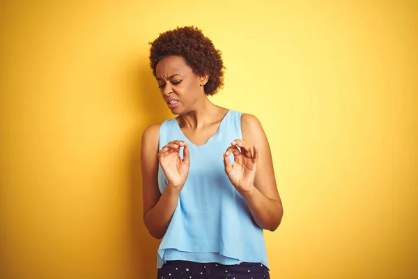 아름다운 아프리카 미국인 외진노란 위에우아 셔츠를 스러운 표정을 스러운 표정을 — 스톡 사진