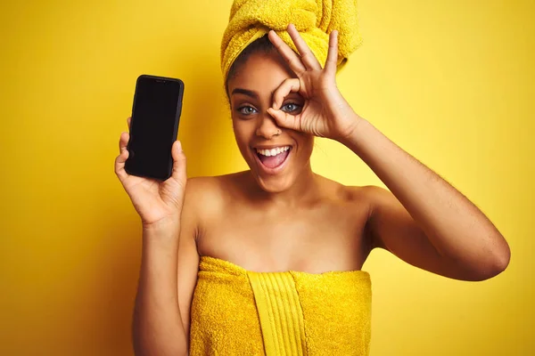Afro Donna Indossa Asciugamano Dopo Doccia Mostrando Smatrphone Sfondo Giallo — Foto Stock