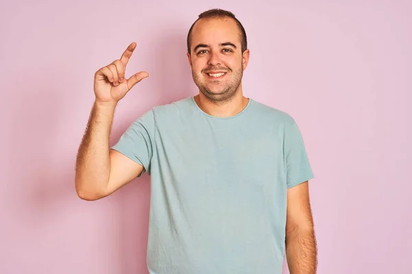 Junger Mann Blauem Lässigem Shirt Vor Isoliertem Rosafarbenem Hintergrund Lächelnd — Stockfoto
