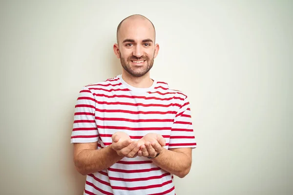 Junger Glatzkopf Mit Bart Lässig Gestreiftes Rotes Shirt Über Weißem — Stockfoto