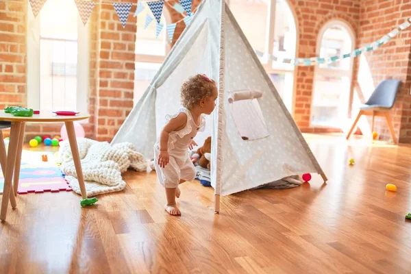 Schöne Kaukasische Säugling Spielt Mit Spielzeug Bunten Spielzimmer Fröhlich Und — Stockfoto