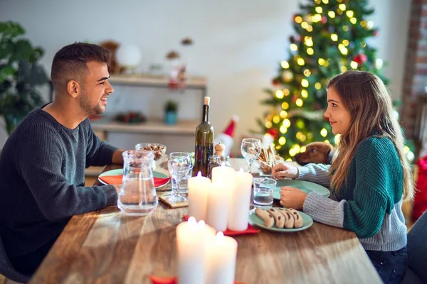 Молодая Красивая Пара Улыбается Счастливой Уверенной Еда Празднующая Рождество Дома — стоковое фото