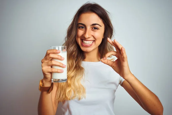 Ung Vacker Kvinna Dricker Ett Glas Mjölk Över Vit Isolerad — Stockfoto