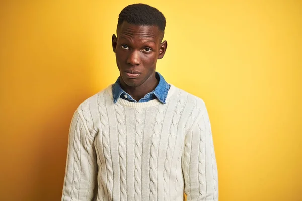 Afro Amerikaanse Man Draagt Denim Shirt Witte Trui Geïsoleerde Gele — Stockfoto