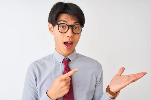 Chiński Biznesmen Noszący Krawat Okulary Stojący Nad Odizolowanym Białym Tłem — Zdjęcie stockowe