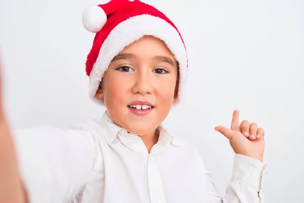 Vacker Pojke Bär Jul Santa Hatt Gör Selfie Över Isolerade — Stockfoto