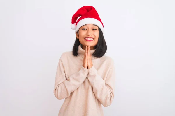 Junge Schöne Chinesin Trägt Weihnachtsmütze Über Isoliertem Weißem Hintergrund Und — Stockfoto