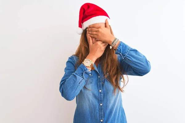 Jonge Mooie Roodharige Vrouw Draagt Kerstmuts Geïsoleerde Achtergrond Ogen Mond — Stockfoto