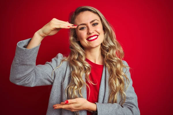 Jovem Mulher Negócios Bonita Vestindo Jaqueta Elegante Sobre Fundo Isolado — Fotografia de Stock