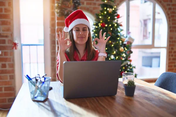 Schöne Frau Sitzt Tisch Und Arbeitet Mit Laptop Trägt Weihnachtsmann — Stockfoto