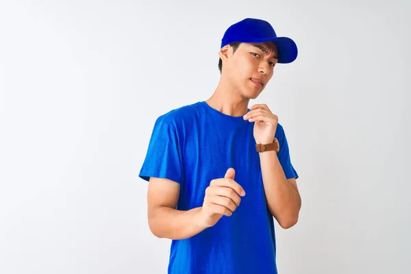 Livreur Chinois Portant Shirt Bleu Casquette Debout Sur Fond Blanc — Photo