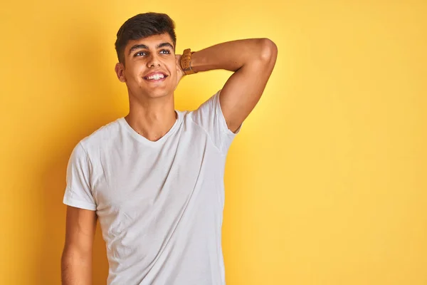 Joven Hombre Indio Con Camiseta Blanca Pie Sobre Fondo Amarillo —  Fotos de Stock