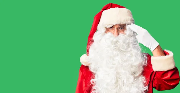 Orta Yaşlı Yakışıklı Adam Noel Baba Kostümü Sakal Takıyor Kendini — Stok fotoğraf