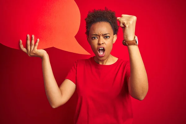 Joven Mujer Afroamericana Sosteniendo Burbuja Del Habla Sobre Fondo Rojo — Foto de Stock