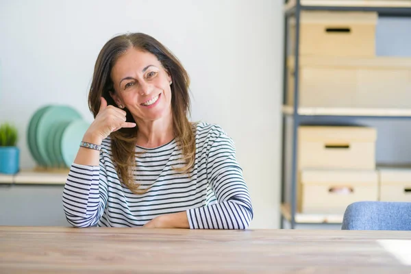 Mulher Idosa Meia Idade Sentada Mesa Casa Sorrindo Fazendo Gesto — Fotografia de Stock