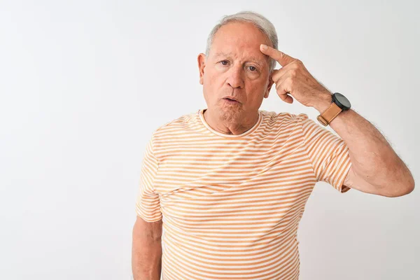 Senior Grijsharige Man Met Gestreept Shirt Geïsoleerde Witte Achtergrond Wijzend — Stockfoto