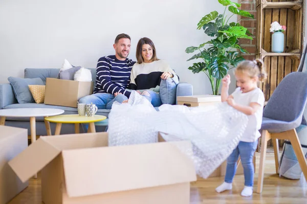 Hermosa Familia Padres Sentados Sofá Bebiendo Café Mirando Hijo Jugando — Foto de Stock