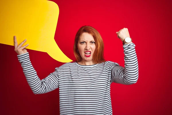 Jonge Mooie Roodharige Vrouw Met Gele Spraakzeepbel Rood Geïsoleerde Achtergrond — Stockfoto