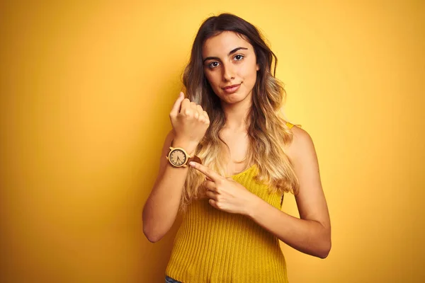 Joven Hermosa Mujer Con Camiseta Sobre Fondo Aislado Amarillo Prisa —  Fotos de Stock