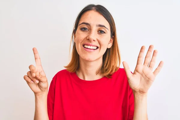 Vacker Rödhårig Kvinna Bär Casual Röd Shirt Över Isolerad Bakgrund — Stockfoto