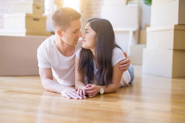 Ung Vacker Par Liggande Nya Hem Runt Pappkartonger — Stockfoto