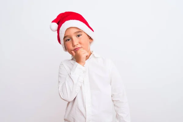 Hermoso Niño Con Sombrero Santa Navidad Pie Sobre Fondo Blanco —  Fotos de Stock