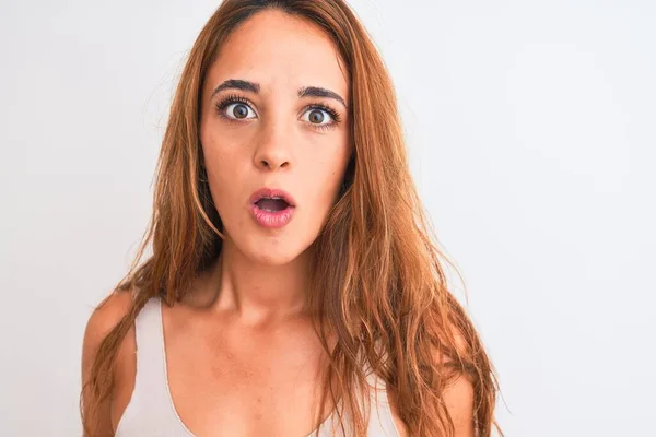 Mulher Ruiva Jovem Olhando Sobre Fundo Isolado Branco Assustado Choque — Fotografia de Stock