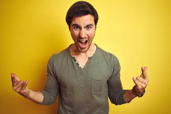 Joven Hombre Guapo Con Camiseta Casual Pie Sobre Fondo Amarillo —  Fotos de Stock