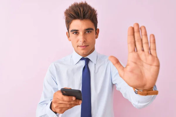 Ung Stilig Affärsman Med Smartphone Står Över Isolerade Rosa Bakgrund — Stockfoto