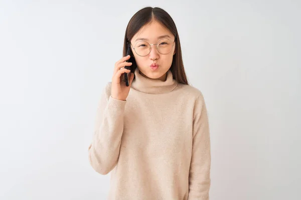 Joven Mujer China Hablando Teléfono Inteligente Sobre Aislado Fondo Blanco —  Fotos de Stock