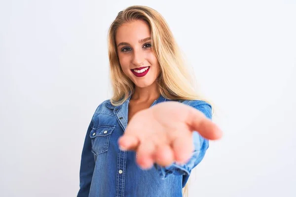 Jovem Mulher Bonita Vestindo Camisa Ganga Casual Sobre Fundo Branco — Fotografia de Stock