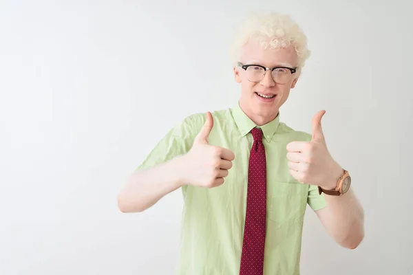 Joven Hombre Negocios Albino Con Camisa Corbata Pie Sobre Signo —  Fotos de Stock