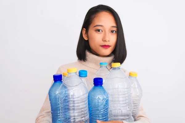 Junge Schöne Chinesin Recycling Von Plastikflaschen Über Isolierten Weißen Hintergrund — Stockfoto