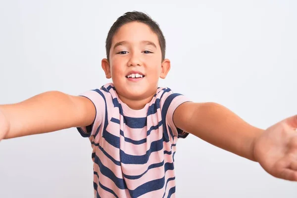 Beau Garçon Enfant Portant Casual Shirt Rayé Debout Sur Fond — Photo