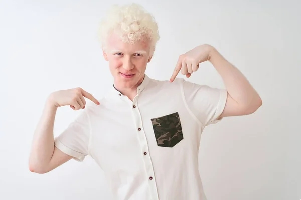 Ung Albino Blond Man Bär Casual Skjorta Står Över Isolerad — Stockfoto