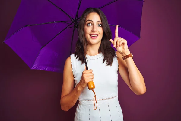 Jeune Belle Femme Tenant Parapluie Debout Sur Fond Violet Isolé — Photo