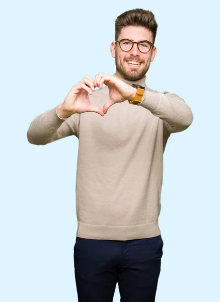 Joven Hombre Negocios Guapo Con Gafas Sonriendo Amor Mostrando Símbolo — Foto de Stock