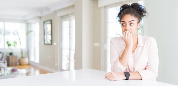 Széles Látószögű Gyönyörű Afro Amerikai Afro Haj Néz Stresszes Ideges — Stock Fotó