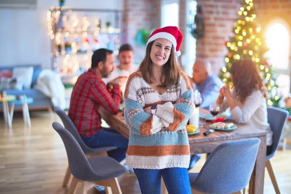 Jovem Mulher Bonita Sorrindo Feliz Confiante Usando Chapéu Papai Noel — Fotografia de Stock