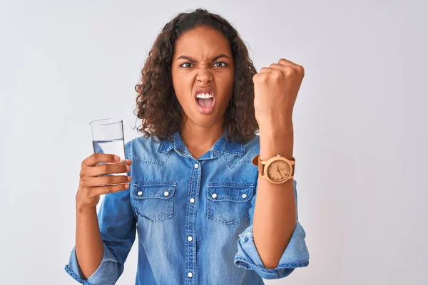 Mujer Brasileña Joven Sosteniendo Vaso Agua Pie Sobre Fondo Blanco — Foto de Stock