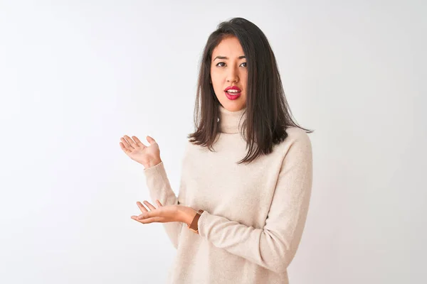 Wanita Cina Cantik Mengenakan Sweater Turtleneck Berdiri Atas Latar Belakang — Stok Foto