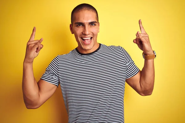 Jonge Knappe Man Draagt Gestreepte Shirt Gele Geïsoleerde Achtergrond Schreeuwen — Stockfoto